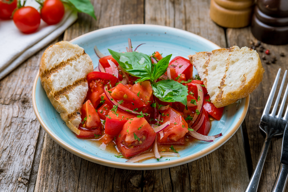Ensalada Gourmet de Ventresca de Bonito del Norte con Espárragos y Tomates Cherry