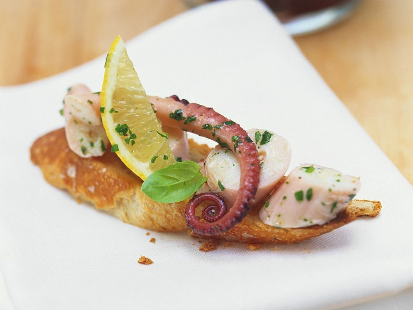 Tostas de Pulpo al Ajillo con Pimientos y Aceitunas