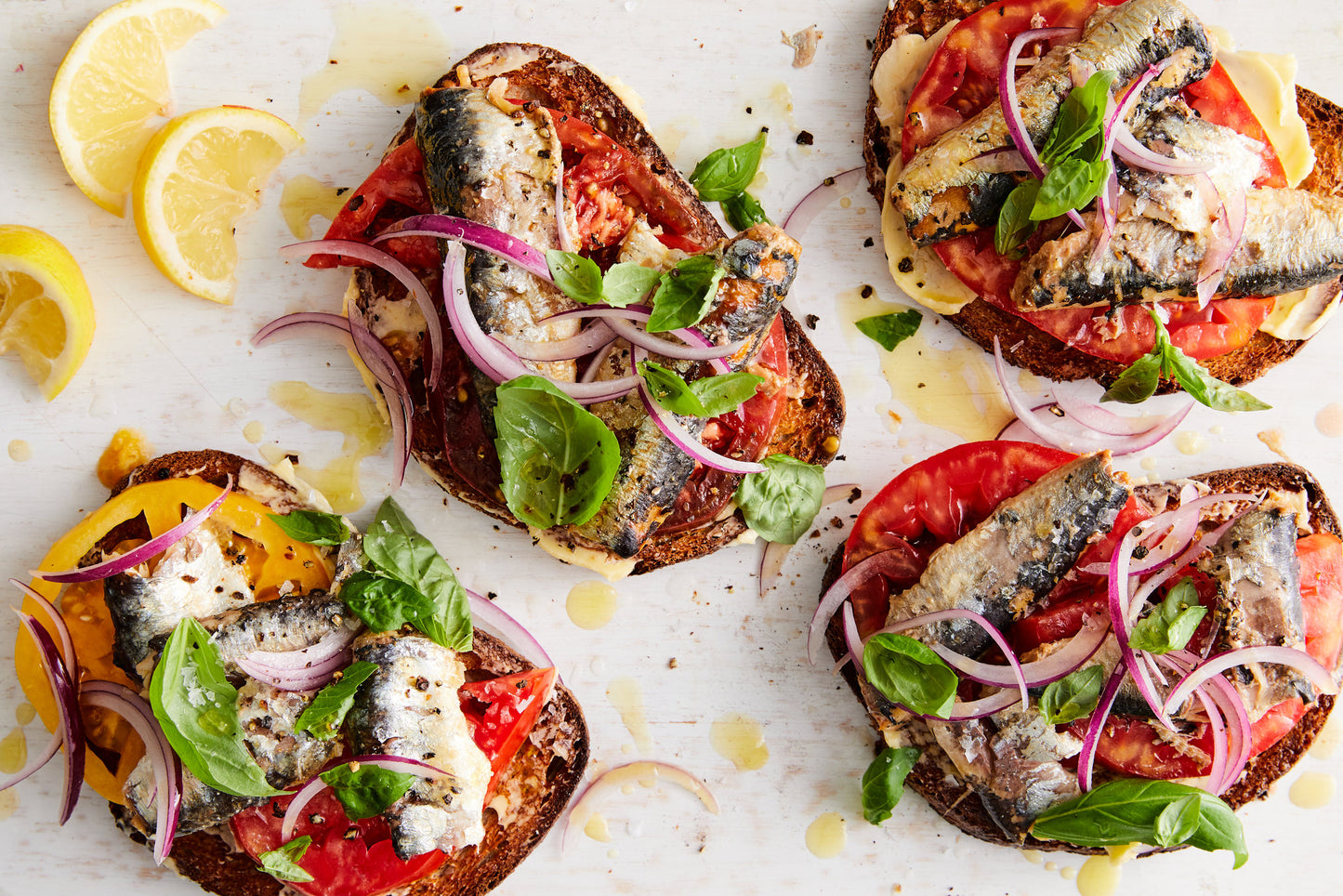 Tosta de Sardinillas con Tomate y Albahaca