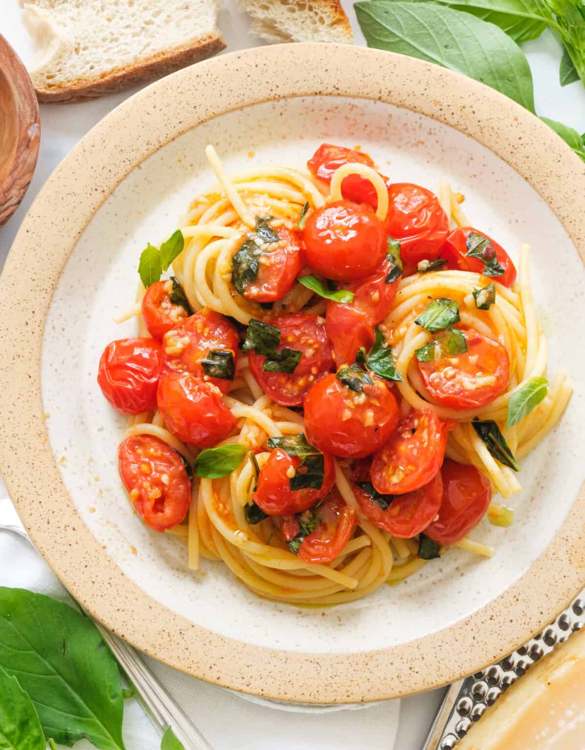 Pasta con Bonito del Norte, Tomate y Albahaca