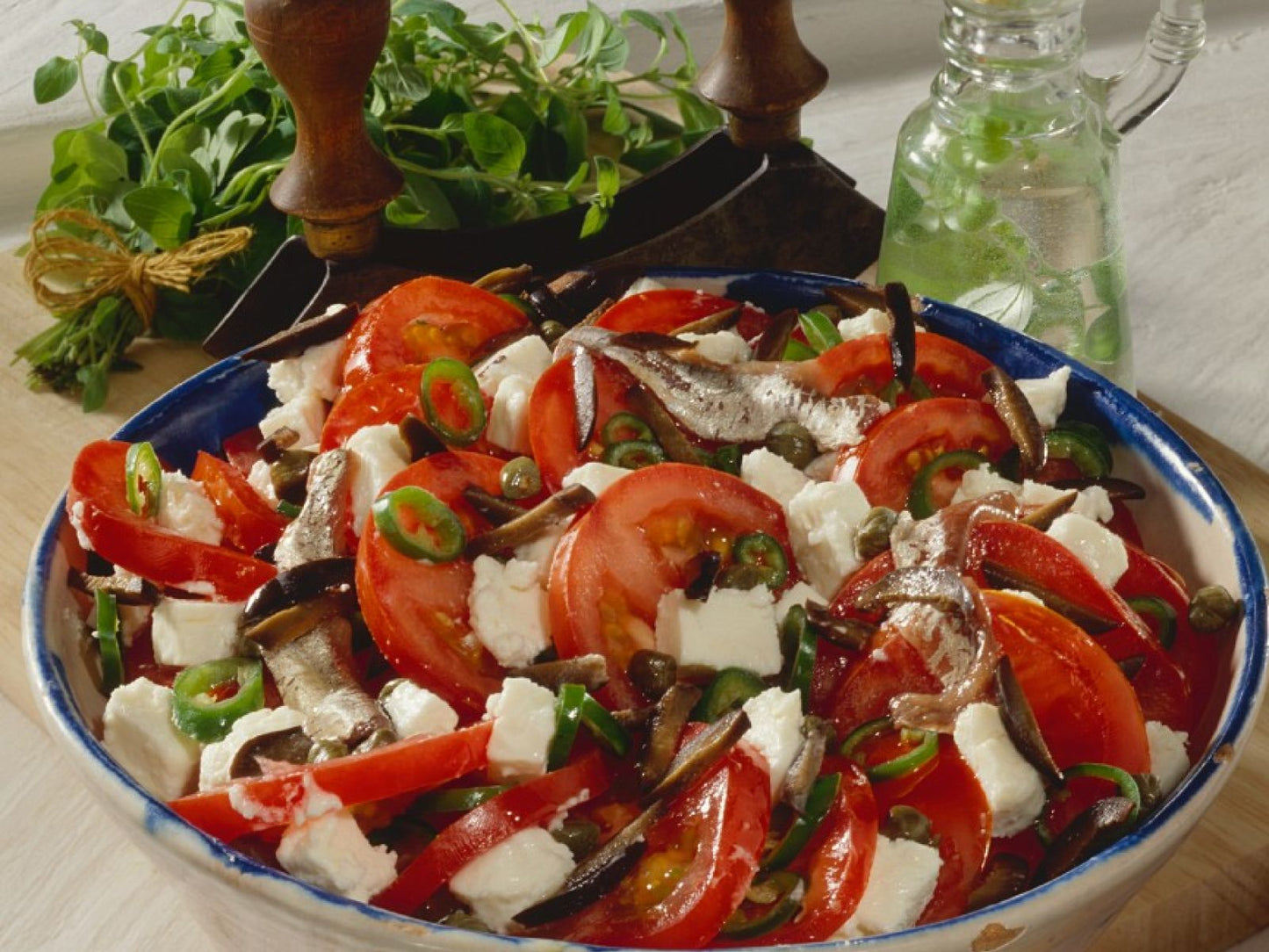 Ensalada de Anchoas en Aceite de Oliva con Tomate y Alcaparras