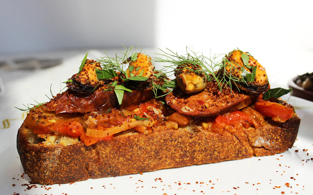 Tosta de Mejillones en Escabeche con Pimientos Asados