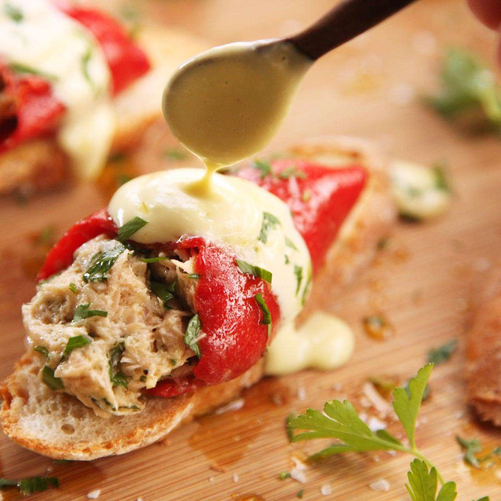 Tosta de Ventresca de Bonito con Pimientos Asados y Ajo