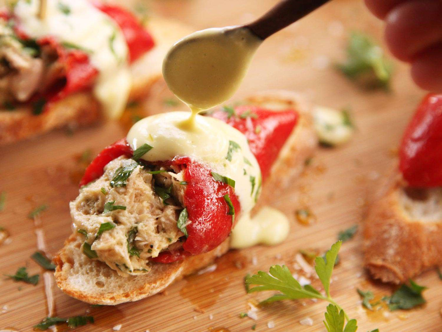 Tosta de Ventresca de Bonito con Pimientos Asados y Ajo