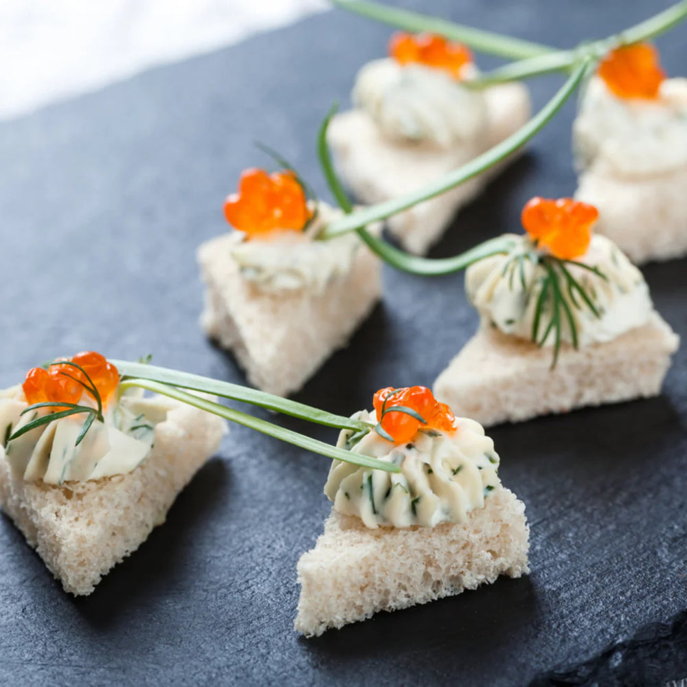 Tosta de Caviar de Oricios con Queso Crema y Eneldo